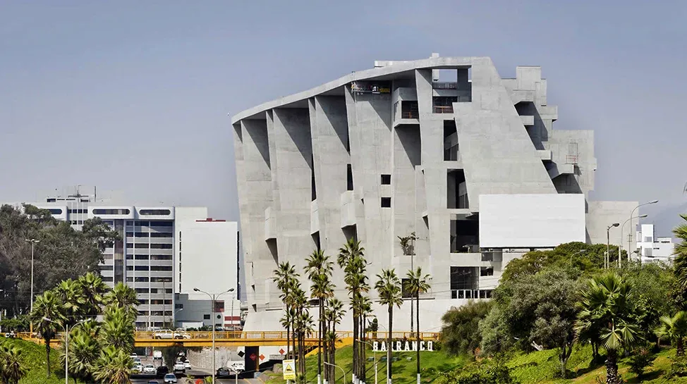 Fachada del campus de UTEC en Barranco, con su característica estructura escalonada de concreto.